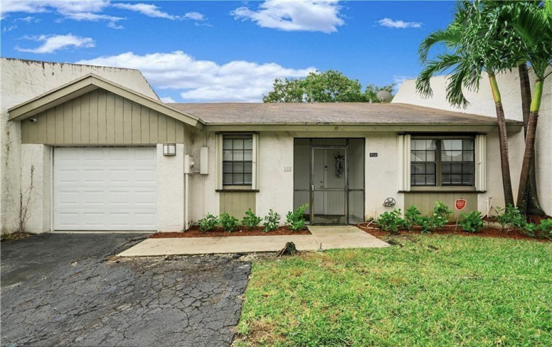 Casa 2/2 renovada Deerfield Military e 49th