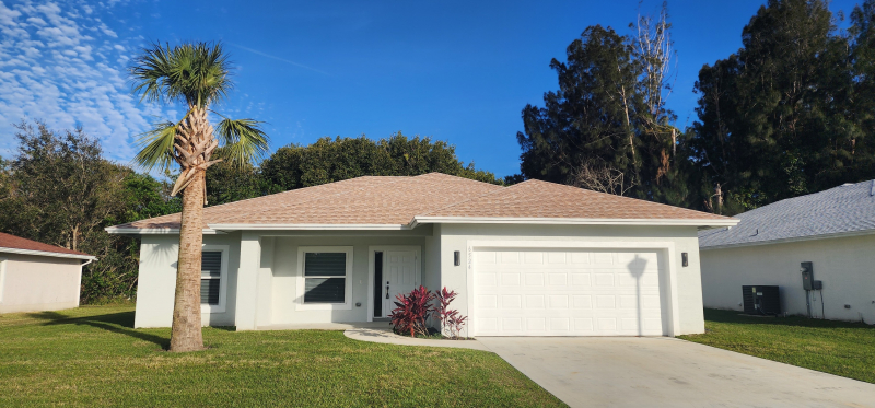Alugo casa em Port St Lucie.