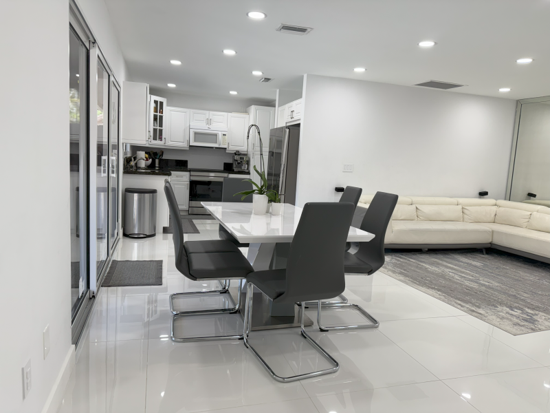 Casa moderna 2 quartos + den com quintal privativo em Boca Raton