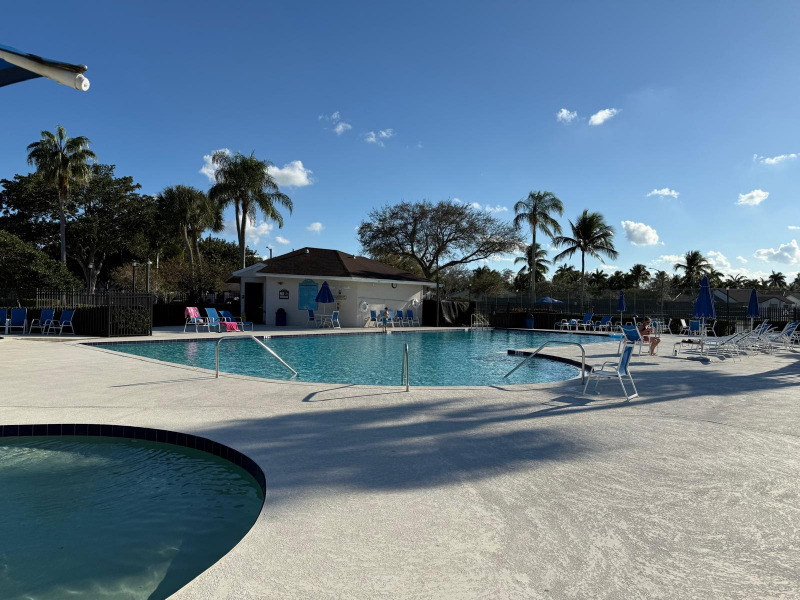 Casa moderna 2 quartos + den com quintal privativo em Boca Raton