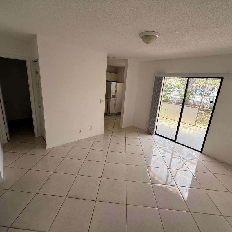 Alugo linda town home 2/2,5  Deerfield