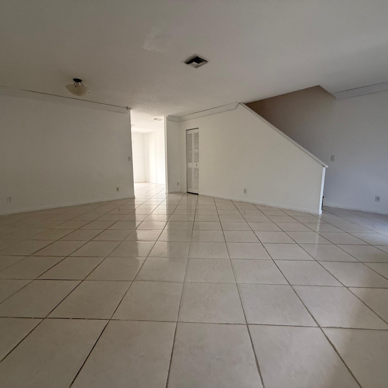 Alugo linda town home 2/2,5  Deerfield