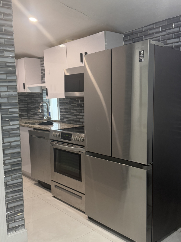 ALUGA-SE $1,375.00 Studio Moderno em Pompano Beach!