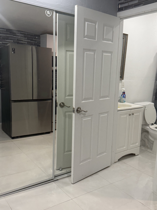 ALUGA-SE $1,375.00 Studio Moderno em Pompano Beach!