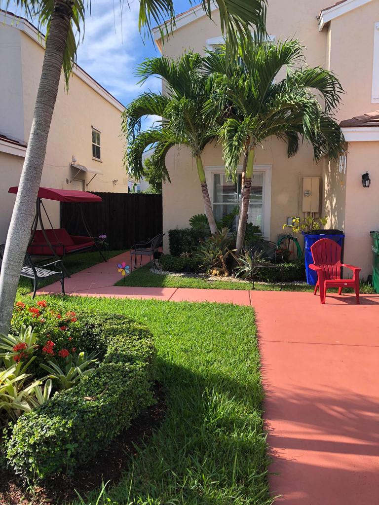 Suíte mobiliada em casa sem moradores – privacidade total (Sample Rd / 441) Cama king, tv grande, casa arejada