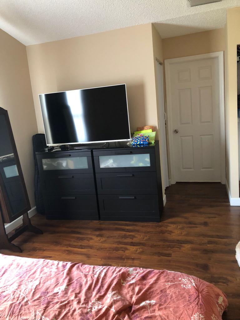 Suíte mobiliada em casa sem moradores – privacidade total (Sample Rd / 441) Cama king, tv grande, casa arejada
