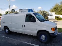 Vende-se Van 2003 Ford E150 ótimo estado.