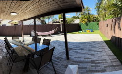 Casa moderna 2 quartos + den com quintal privativo em Boca Raton