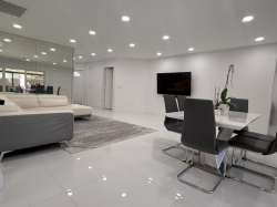 Casa moderna 2 quartos + den com quintal privativo...