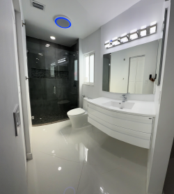 Casa moderna 2 quartos + den com quintal privativo em Boca Raton