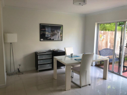 Alugo suite mobiliada casa grande sem morador ate fim de junho.441 c sample rd.cama king, closet, banheiro privativo,smartv grnde,cozinha completa, la