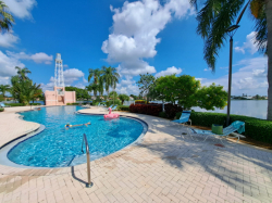 Alugo suite mobiliada casa grande sem morador ate fim de junho.441 c sample rd.cama king, closet, banheiro privativo,smartv grnde,cozinha completa, la