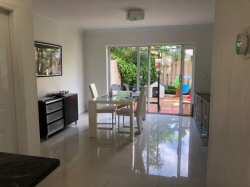 Suíte mobiliada em casa sem moradores – privacidade total (Sample Rd / 441) Cama king, tv grande, casa arejada