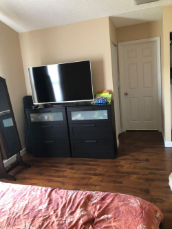 Suíte mobiliada em casa sem moradores – privacidade total (Sample Rd / 441) Cama king, tv grande, casa arejada